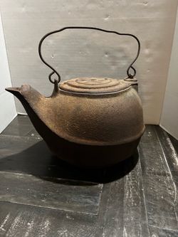 Antique  cast iron tea kettle, commonly known as a "Chattanooga Star" style kettle