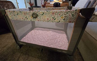Graco Playpen With Pad And Quilted Sheet