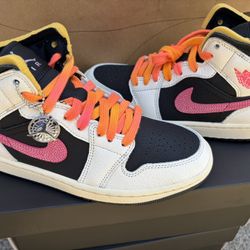 Nike , Women’s Shos , Size # 6.5 - 7 - 7.5 , 70 Each Pair 