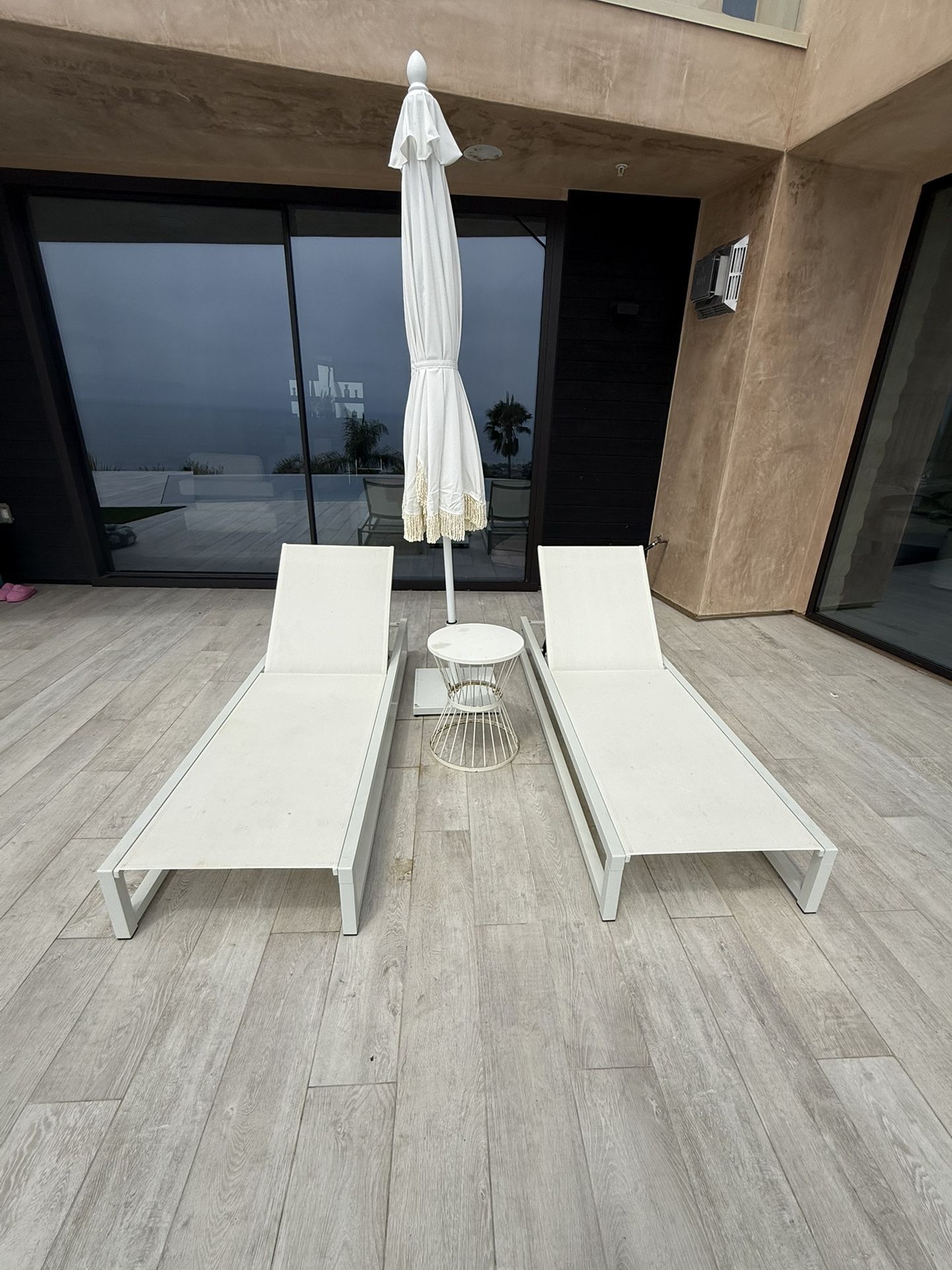 White Outdoor Lounge Chairs!