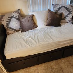 Convertible Sofa / Twin Day Bed Pullout to Full Bed
