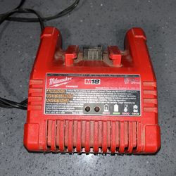 Milwaukee m18 18V Li-ion Charger Cat. No. 48-59-1801 Input 120V Output 18V 3.5A