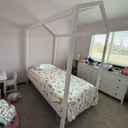 Max & Lily  | Twin-Size House Bed Frame 