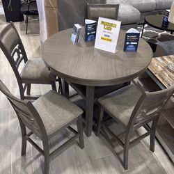 Brand new table with four 🪑 chair