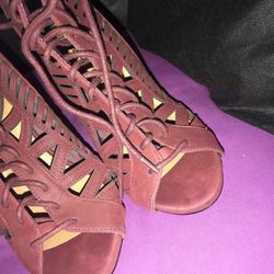 Heels Burgundy like new lace 7.5
