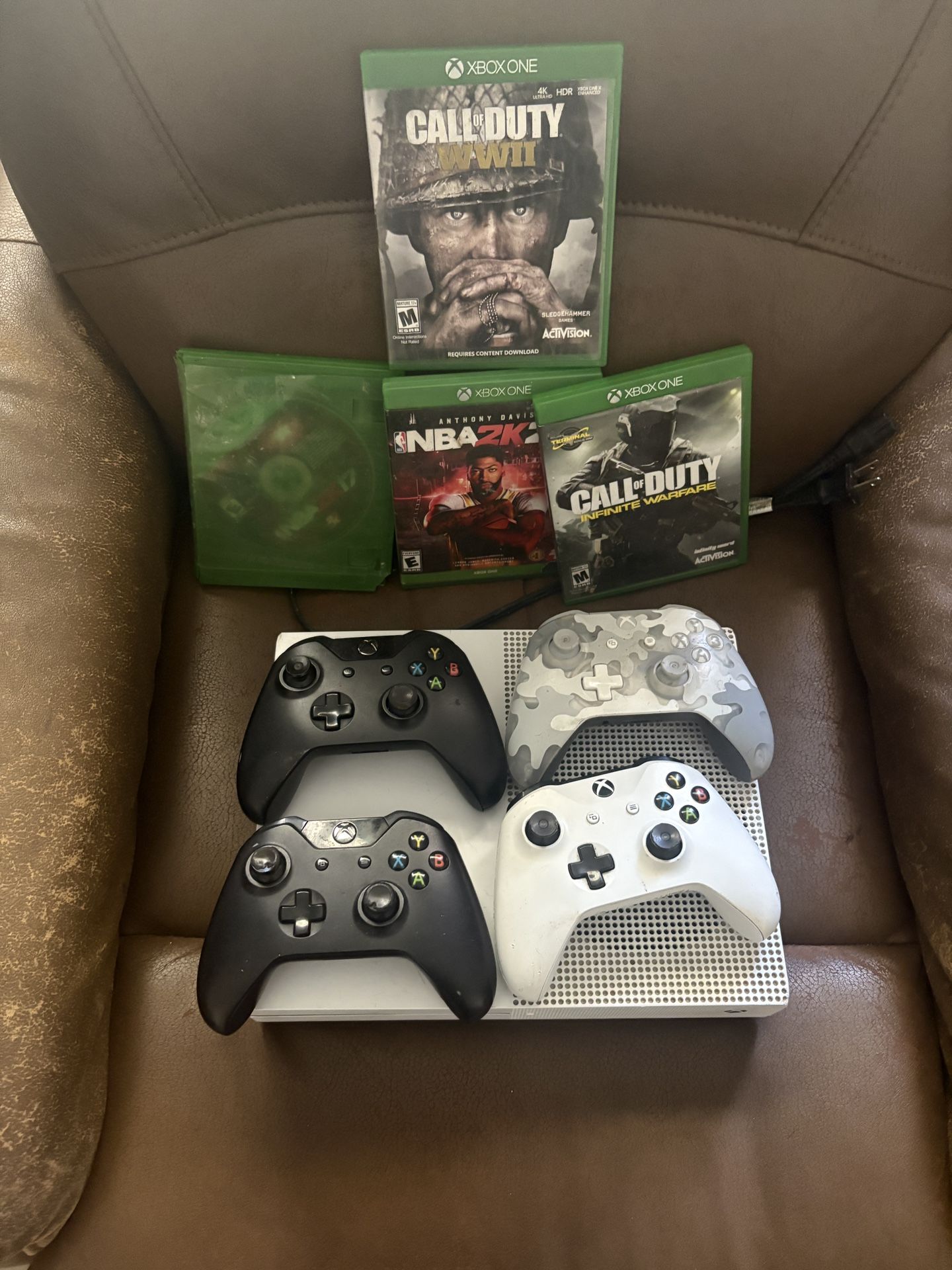 Xbox One S 4 Controllers And Games