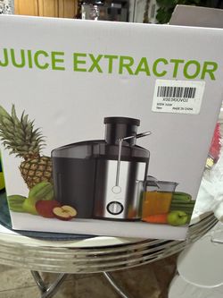 Juicer SpecsType: Centrifugal juice extractorPower: 600 WVoltage: 120 VSpeeds: 2-speed controlMaterial: Stainless steel / black finishFeatures: Dishwa