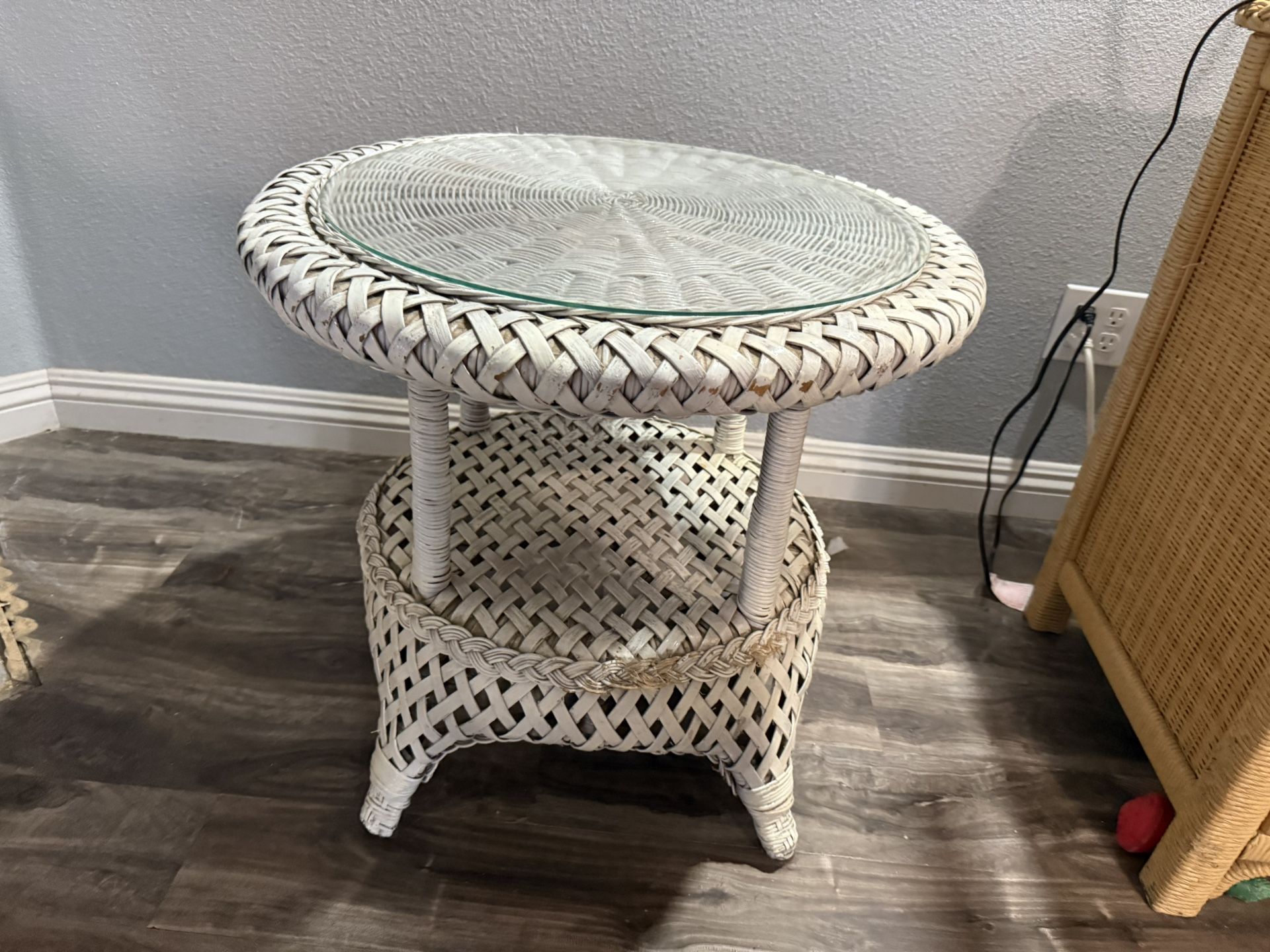 Wicker/ rattan. Table Round White