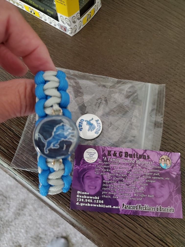 Paracord lions bracelet w extra button