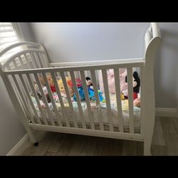 Beautiful Baby Crib $100