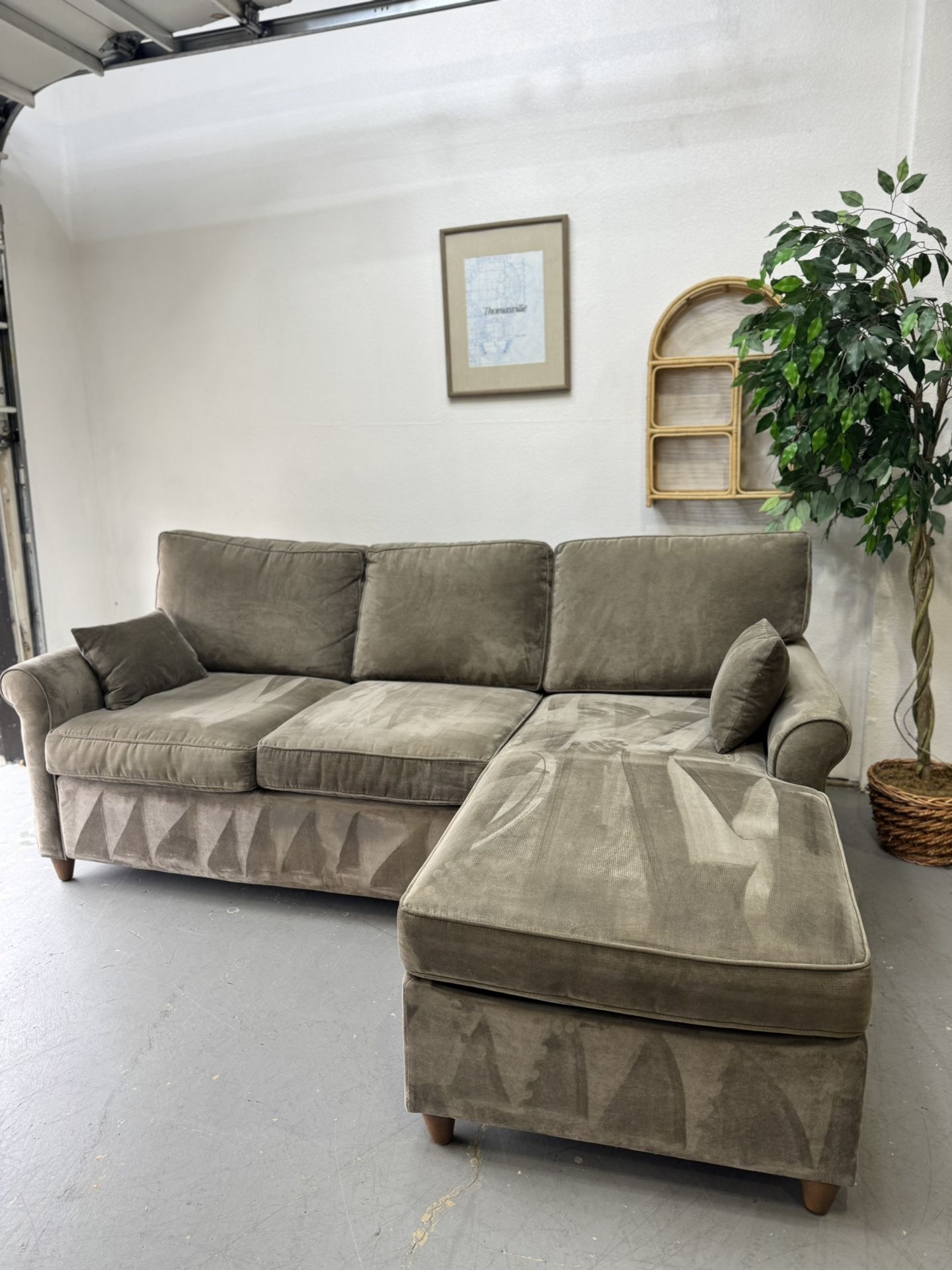 •Jonathan Louis Sectional Sofa•