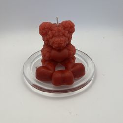 This soy wax bear has a comforting aroma of cinnamon and vanilla with a soft floral touch of rose.