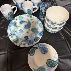 Dinnerware set