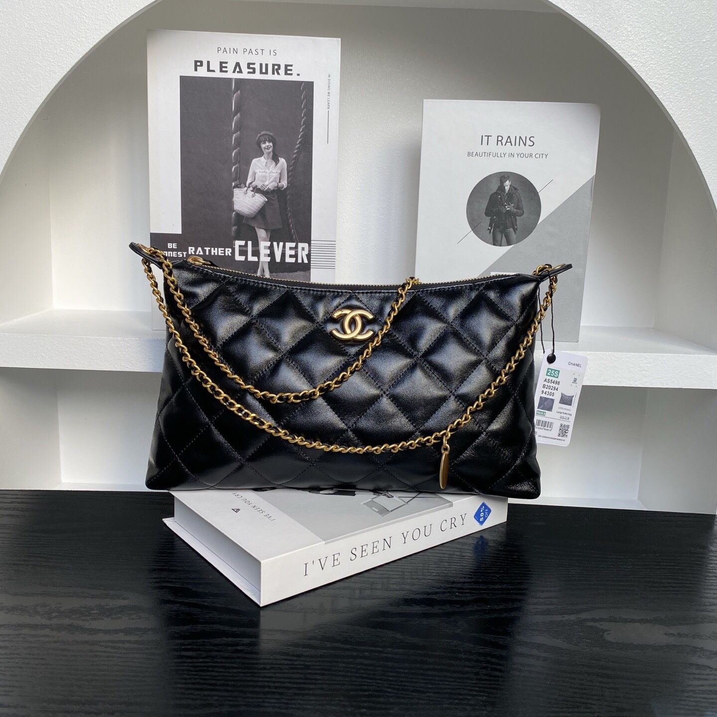 A classic and fashionable women's armpit bag