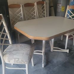 Kitchen Tablea And  6 Chairs 