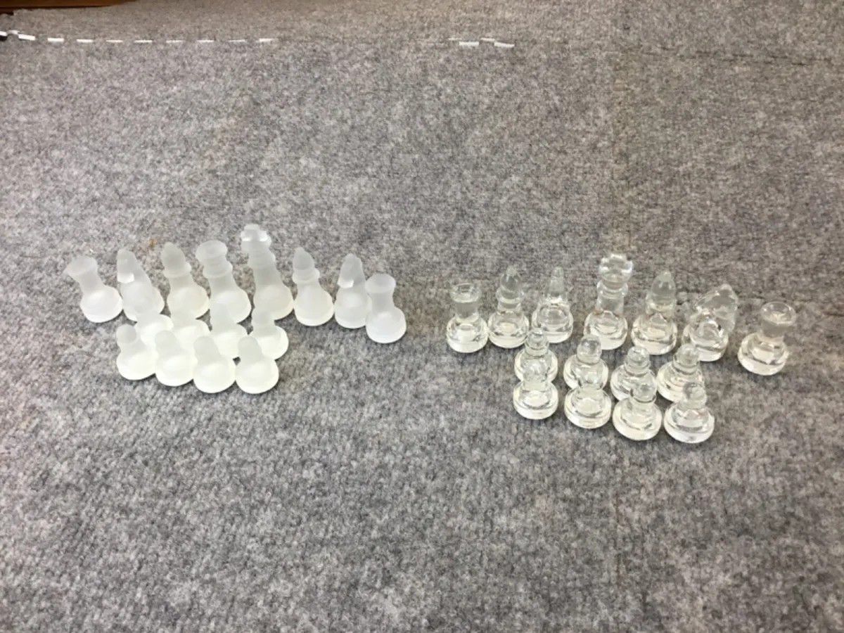 CHESS FROSTED & CLEAR GLASS GAME PIECES 