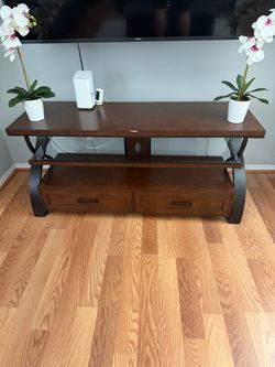 Tv stand beautiful 3 x 3 dark oak no damage