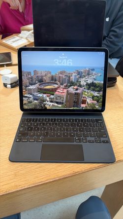 Brand New iPad Air 11” 256GB M4 w/ Apple KeyBoard