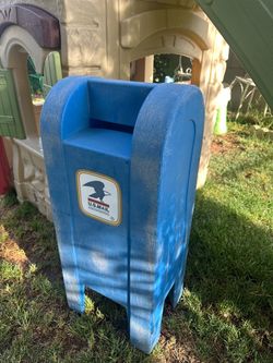 Plastic play mail box