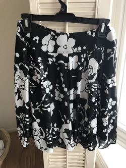 INC black and white floral skirt size Large in excellent condition