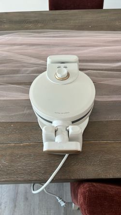 White and gold waffle maker
