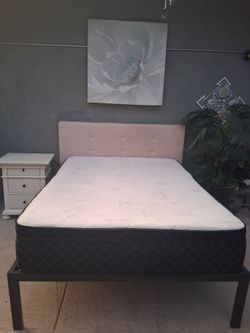 Cama color  beige tamaño queen usado limpio y en buenas condiciones