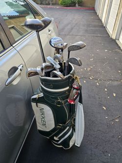 Golf bag with Callaway clubs
