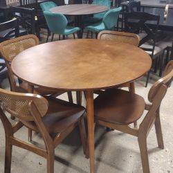 Beautiful Round Mid Century Modern Style Dining Set (New)