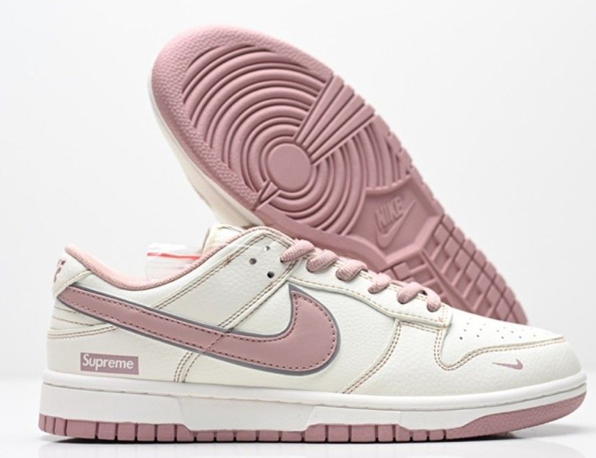 Nike SB Dunk Low Supreme co-branded Size 7