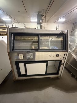 Hussmann R3-D-4-REM 4-Foot Commercial Remote Deli/Bakery Merchandiser