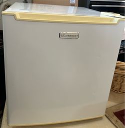 Mini fridge & freezer
