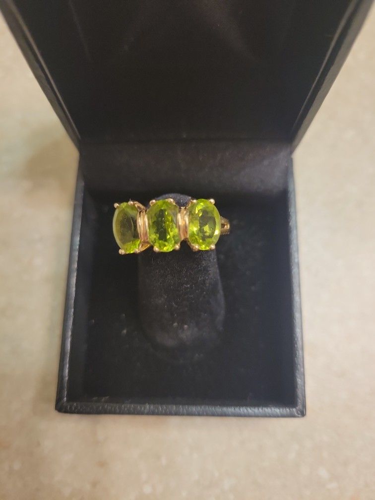 10 K Gold Peridot Ring.  Weight Is 3.2 Grams