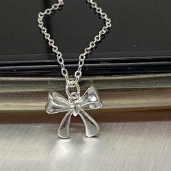 New silver bow necklace niche design good-looking versatile high-end ins birthday gift clavicle chain
