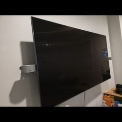 TV Samsung 65" With Wall Mount And 3 In 1 Bose Sound System