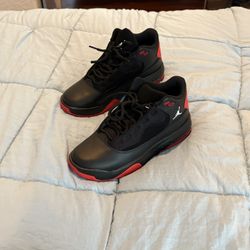 Jordan Max Aura 2, Black/Red, 5 1/2 Youth