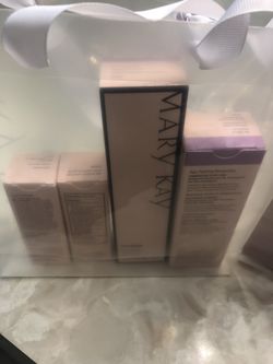 Time wise miracle set for normal and oily skin! It includes 3 in one cleanser, time wise daily moisturizer, day solution with sun protection and nigh