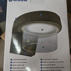 Dusk to Dawn Security Light 8 pre-installed 