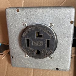 Hubble 30 Amp 125/250 V 3P Dash 4W Receptacle
