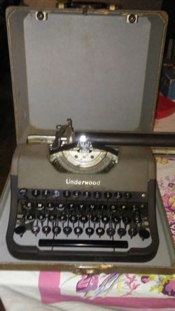 Brand Underwood typwriter old school type for that low with case.