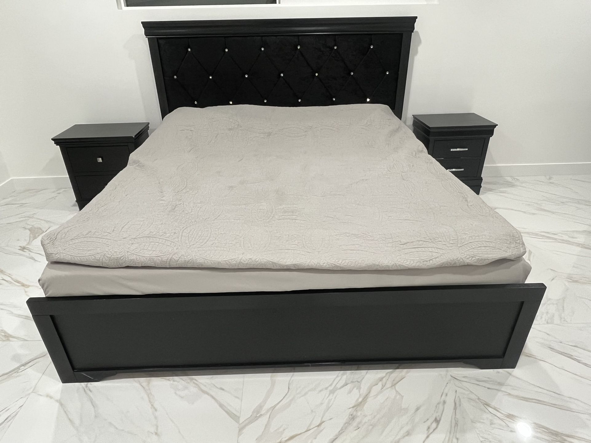 King Bed & 2 Nightstands