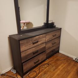 Dresser With Mirror