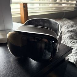 Apple Vision Pro Headset 256gb W/ Travel Case 21W Light Seal And M Headbands
