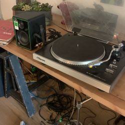 JVC Ql A2 Turntable Mackie CRX studio speaker