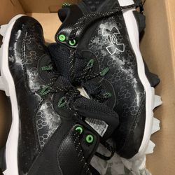 Youth baseball shoes size 5 Under Armour
