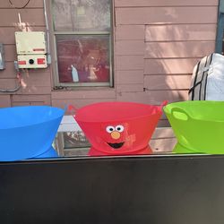 Large plastic containers for party candy’s 3/$15 total (spañol)