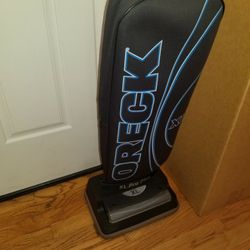 NEW cond  ORECK COMMERCIAL VACUUM WITH AMAZING POWER SUCTION  , WORKS EXCELLENT  , IN THE BOX 