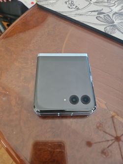 Motorola razr+ 2023 ($250)