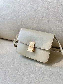 Light gray, gold-buttoned small square bag, vintage and sophisticated; dimensions: 18.5✖️14.5✖️6CM

