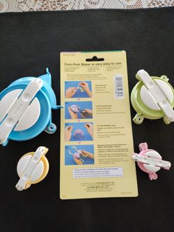 Pom pom maker