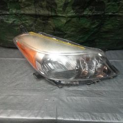 2012-14 Toyota Yaris Right Headlight 